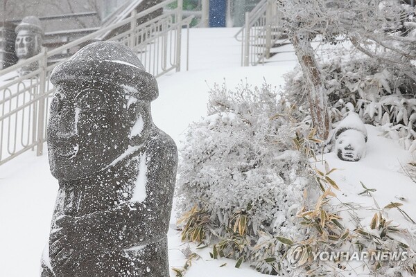 ▲ 눈에 파묻힌 돌하르방. ⓒ연합뉴스