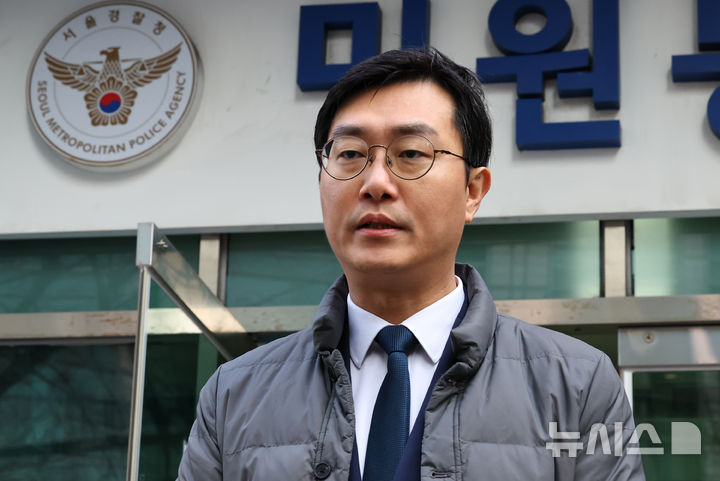 ▲ 장경태 더불어민주당 의원이 서울경찰청 민원실 앞에서 기자들의 질문에 답하고 있다. 2025.12.02. ⓒ뉴시스