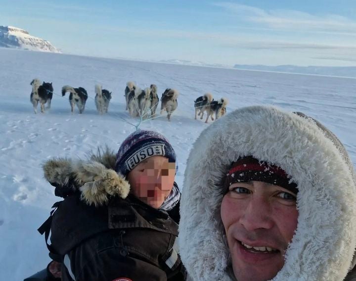 ▲ 그린란드의 이누이트 사냥꾼 알레카치아크 피어리(오른쪽). ⓒ알레카치아크 피어리 SNS 캡처