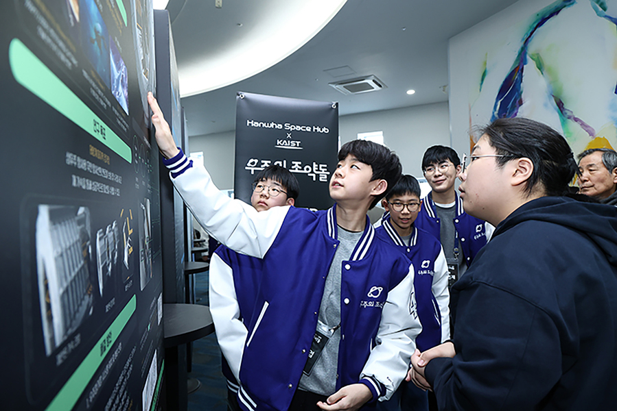 ▲ 우주의 조약돌 4기 수료생이 '태양계 밖으로의 탐사' 연구 성과를 포스터로 설명하고 있다.ⓒ한화