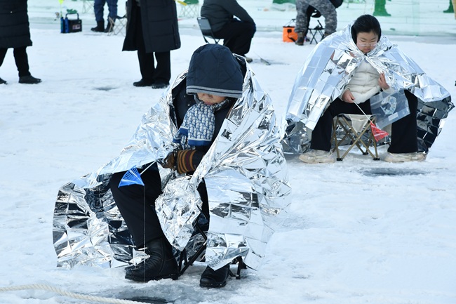▲ 2026 화천산천어축제 이틀째인 11일 완벽한 제설로 정상적인 축제가 운영중인 가운데, 얼음낚시와 축제장에 마련된 총연장 140m의 눈썰매장에서 국내외 관광객들이 즐거운 시간을 보내고 있다. ⓒ화천군