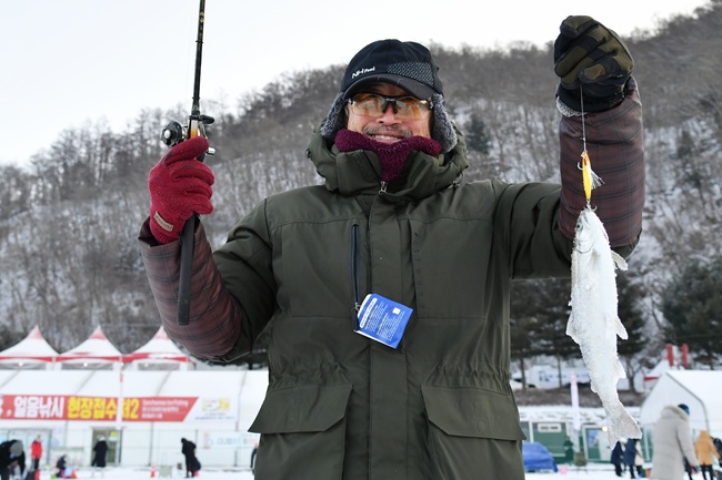 ▲ 2026 화천산천어축제 이틀째인 11일 완벽한 제설로 정상적인 축제가 운영중인 가운데, 얼음낚시와 축제장에 마련된 총연장 140m의 눈썰매장에서 국내외 관광객들이 즐거운 시간을 보내고 있다. ⓒ화천군