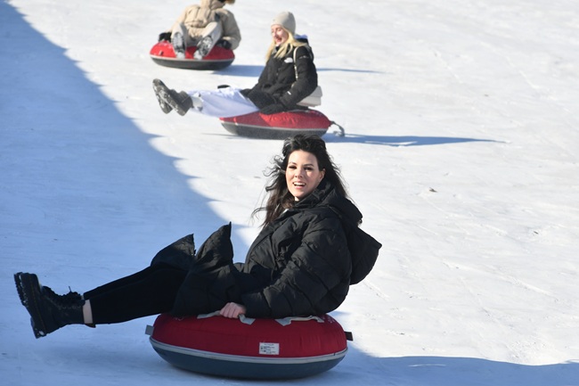 ▲ 2026 화천산천어축제 이틀째인 11일 완벽한 제설로 정상적인 축제가 운영중인 가운데, 얼음낚시와 축제장에 마련된 총연장 140m의 눈썰매장에서 국내외 관광객들이 즐거운 시간을 보내고 있다. ⓒ화천군