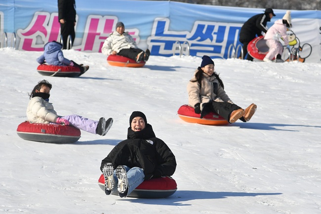▲ 2026 화천산천어축제 이틀째인 11일 완벽한 제설로 정상적인 축제가 운영중인 가운데, 얼음낚시와 축제장에 마련된 총연장 140m의 눈썰매장에서 국내외 관광객들이 즐거운 시간을 보내고 있다. ⓒ화천군