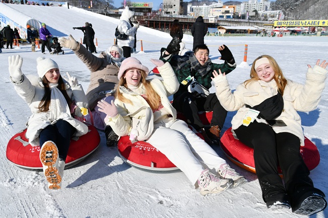 ▲ 2026 화천산천어축제 이틀째인 11일 완벽한 제설로 정상적인 축제가 운영중인 가운데, 얼음낚시와 축제장에 마련된 총연장 140m의 눈썰매장에서 국내외 관광객들이 즐거운 시간을 보내고 있다. ⓒ화천군