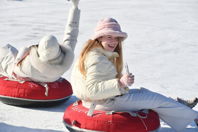 ▲ 2026 화천산천어축제 이틀째인 11일 완벽한 제설로 정상적인 축제가 운영중인 가운데, 얼음낚시와 축제장에 마련된 총연장 140m의 눈썰매장에서 국내외 관광객들이 즐거운 시간을 보내고 있다. ⓒ화천군