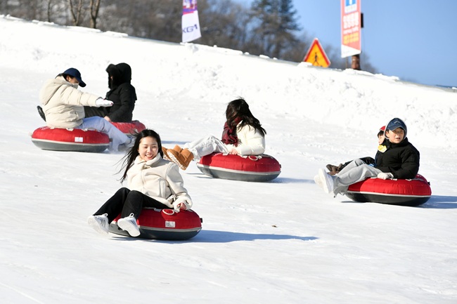 ▲ 2026 화천산천어축제 이틀째인 11일 완벽한 제설로 정상적인 축제가 운영중인 가운데, 얼음낚시와 축제장에 마련된 총연장 140m의 눈썰매장에서 국내외 관광객들이 즐거운 시간을 보내고 있다. ⓒ화천군