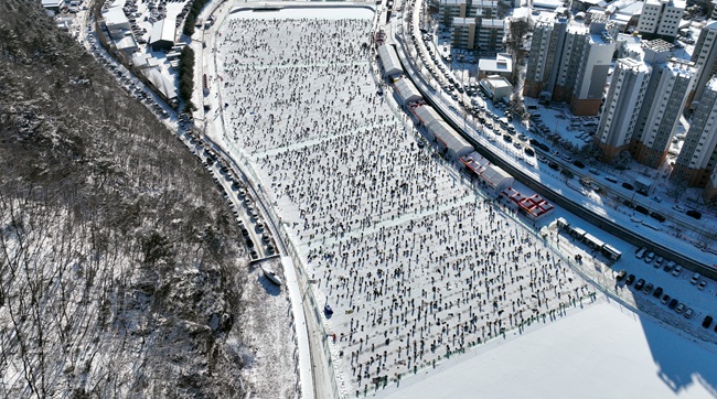 ▲ 2026 화천산천어축제 이틀째인 11일 완벽한 제설로 정상적인 축제가 운영중인 가운데, 얼음낚시와 축제장에 마련된 총연장 140m의 눈썰매장에서 국내외 관광객들이 즐거운 시간을 보내고 있다. 주말을 맞아 축제장 얼음낚시터는 관광객들로 붐비고 있다. ⓒ화천군
