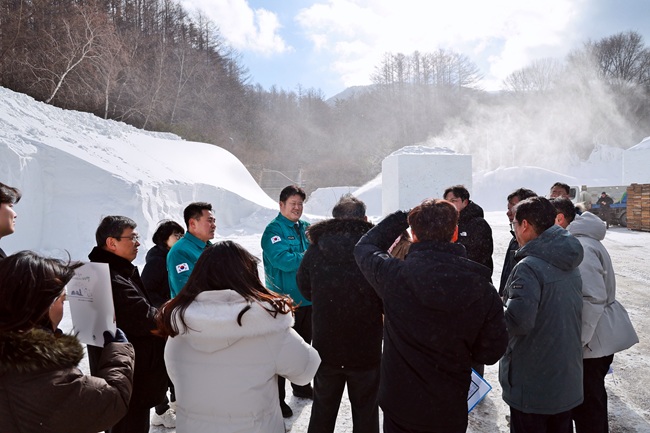 ▲ 태백시가 지난 9일 태백산국립공원 당골광장을 방문해 제33회 태백산 눈축제 축제장에 대한 현장점검을 실시했다. ⓒ태백시