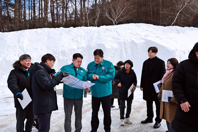 ▲ 태백시가 지난 9일 태백산국립공원 당골광장을 방문해 제33회 태백산 눈축제 축제장에 대한 현장점검을 실시했다. ⓒ태백시