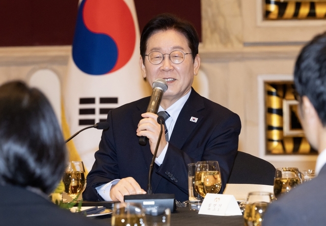 ▲ 중국을 국빈 방문한 이재명 대통령이 지난 7일(현지 시간) 상하이 한 호텔에서 열린 순방 기자단 오찬 간담회에서 발언하고 있다.ⓒ뉴시스