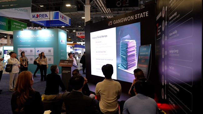 ▲ 강원테크노파크가 11일 세계 최대 IT·가전 전시회인 CES 2026에서 통합 강원관을 주관·운영하고, 참가기업을 대상으로 글로벌 투자유치 연계 IR 피칭 지원 프로그램을 현지에서 성공적으로 추진했다. ⓒ강원테크노파크