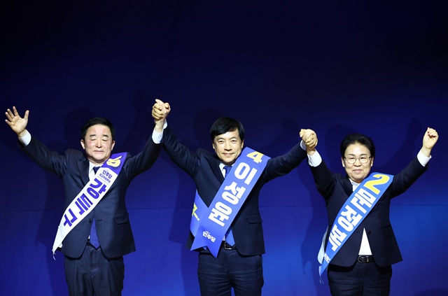 ▲ 강득구(왼쪽부터), 이성윤, 문정복 더불어민주당 신임 최고위원이 11일 서울 여의도 국회 의원회관에서 열린 최고위원 보궐선거 후보자 합동연설회에서 선출된 뒤 손을 잡고 인사하고 있다.ⓒ뉴시스