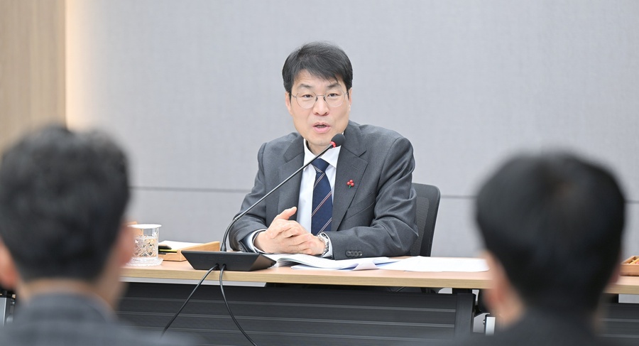 ▲ 김정기 대구광역시 권한대행은 9일 산격청사에서 행정국 업무보고를 주재하며 신뢰받는 행정 서비스 제공을 위한 6대 추진 전략을 점검했다.ⓒ대구시