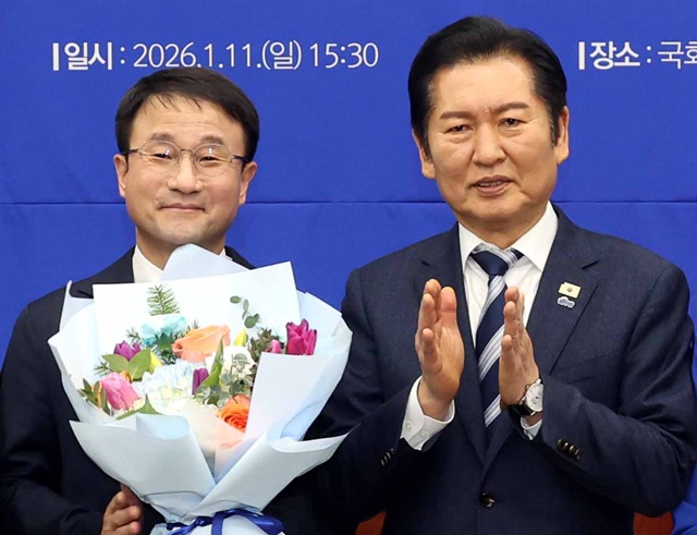 ▲ 정청래 더불어민주당 대표와 한병도 신임 원내대표가 11일 오후 서울 여의도 국회에서 열린 제22대 국회 더불어민주당 제2기 원내대표 선출 의원총회에서 기념촬영을 하고 있다.ⓒ뉴시스