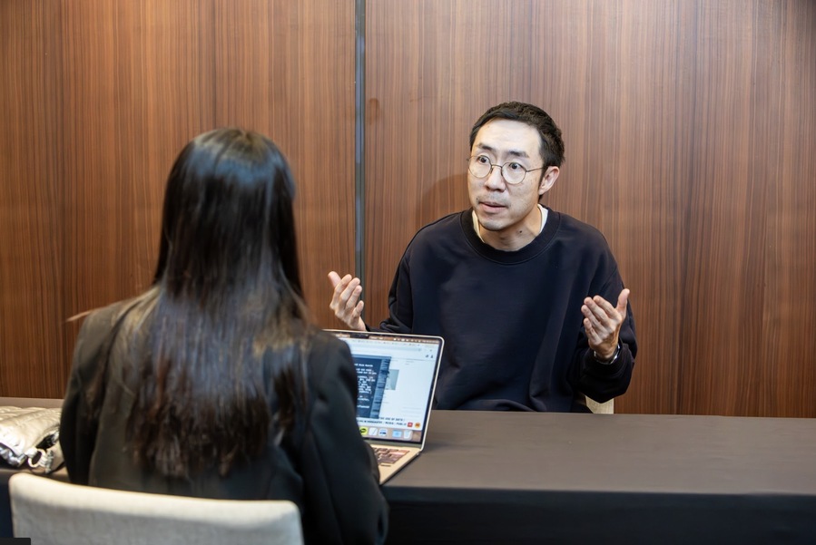 ▲ 우티삭 언 아난카폰 Factory01 감독(우)이 브랜드브리프와 인터뷰를 진행하고 있다. ©2025 ONE Asia(윤용기 포토그래퍼)