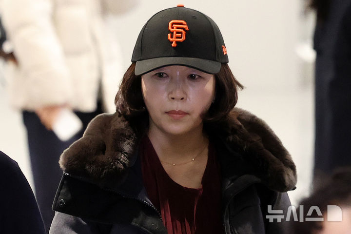 ▲ 2022년 지방선거 당시 강선우 무소속 의원에게 '공천헌금' 1억 원을 건넨 의혹을 받는 김경 서울시의원이 11일 오후 인천국제공항 제1여객터미널을 통해 귀국하고 있다. 2026.01.11. ⓒ뉴시스