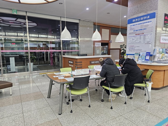 ▲ 강릉시가 근무시간 내 시청 방문이 어려운 맞벌이 부부와 직장인 등 시민들의 편의를 위해 '월요 야간 여권 민원실'을 올해도 지속 운영한다. ⓒ강릉시