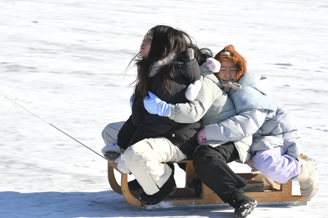 ▲ 2026 화천산천어축제 개막 이틀 째인 11일, 축제장을 찾은 가족 단위 관광객들이 얼음썰매 체험과 축제장에 마련된 겨울 문화촌에서 즐거운 시간을 보내고 있다.
ⓒ화천군