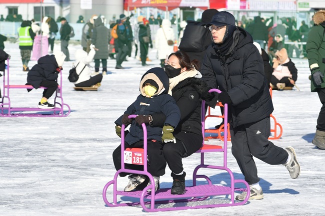 ▲ 2026 화천산천어축제 개막 이틀 째인 11일, 축제장을 찾은 가족 단위 관광객들이 얼음썰매 체험과 축제장에 마련된 겨울 문화촌에서 즐거운 시간을 보내고 있다.
ⓒ화천군