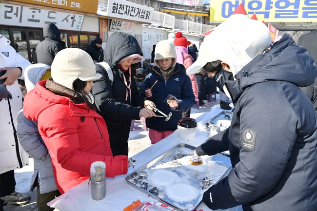 ▲ 2026 화천산천어축제 개막 이틀 째인 11일, 축제장을 찾은 가족 단위 관광객들이 얼음썰매 체험과 축제장에 마련된 겨울 문화촌에서 즐거운 시간을 보내고 있다.
ⓒ화천군