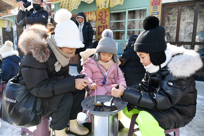 ▲ 2026 화천산천어축제 개막 이틀 째인 11일, 축제장을 찾은 가족 단위 관광객들이 얼음썰매 체험과 축제장에 마련된 겨울 문화촌에서 즐거운 시간을 보내고 있다.
ⓒ화천군