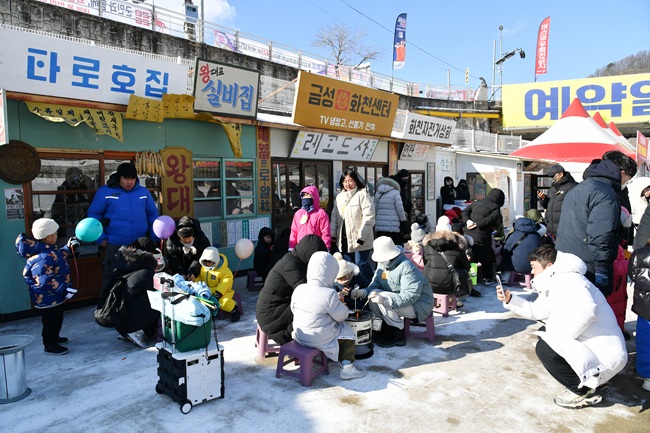 ▲ 2026 화천산천어축제 개막 이틀 째인 11일, 축제장을 찾은 가족 단위 관광객들이 얼음썰매 체험과 축제장에 마련된 겨울 문화촌에서 즐거운 시간을 보내고 있다.
ⓒ화천군