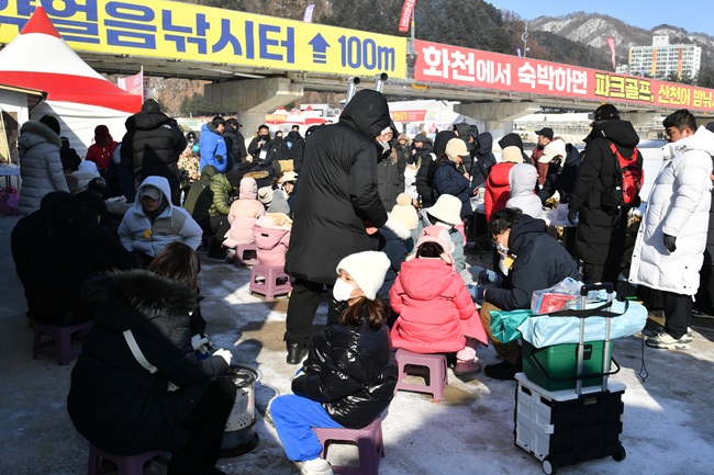 ▲ 2026 화천산천어축제 개막 이틀 째인 11일, 축제장을 찾은 가족 단위 관광객들이 얼음썰매 체험과 축제장에 마련된 겨울 문화촌에서 즐거운 시간을 보내고 있다.
ⓒ화천군