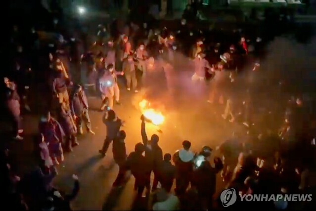 ▲ 지난 9일(현지시각) 사회관계망서비스(SNS)에 확산된 이란 시위 사진. 이란 수도 테헤란에서 시위대가 거리에서 불을 피우고 시위를 이어가고 있다. 출처=APⓒ연합뉴스