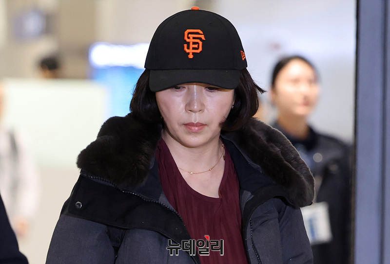 ▲ 2022년 지방선거를 앞두고 강선우 무소속 의원에게 '공천헌금' 1억원을 건넨 의혹을 받는 김경 서울시의원이 11일 오후 인천국제공항 제1여객터미널을 통해 귀국하고 있다. ⓒ서성진 기자