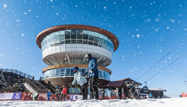 ▲ 스키장에서 스키와 보드를 즐기고 있는 사람들. ⓒ강원랜드