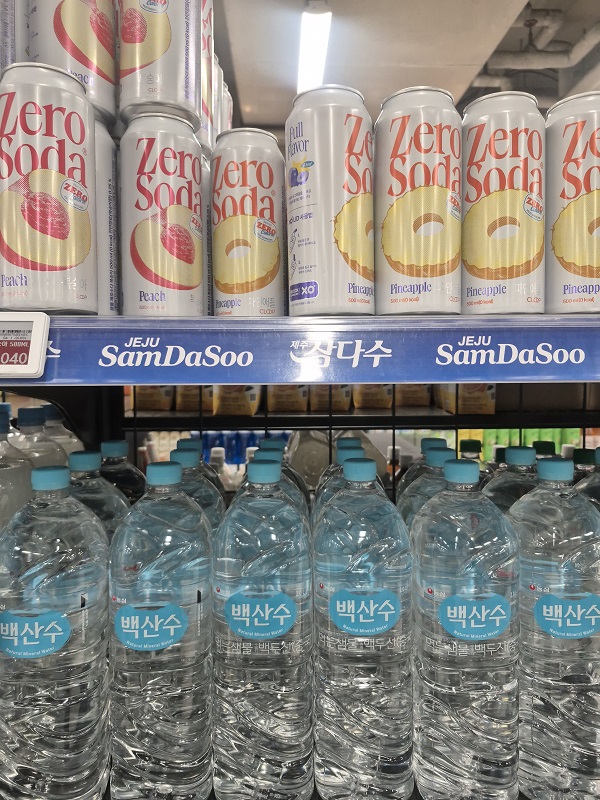 ▲ 타제품으로 채워진 삼다수 코너 ⓒ김보라 기자