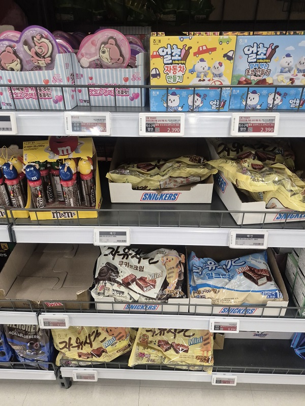 ▲ 곳곳이 비어 있는 과자코너 ⓒ김보라 기자