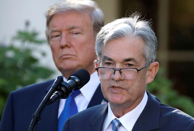 ▲ 도널드 트럼프(왼쪽) 미국 대통령이 백악관 로즈가든에서 제롬 파월 연방준비제도(연준·Fed) 의장을 쳐다보고 있다. 2017.11.02. ⓒAP 뉴시스