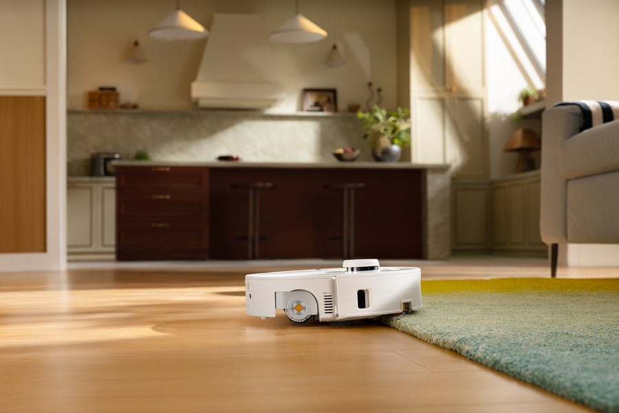 ▲ 로보락 브랜드 최초로 롤러형 물걸레가 탑재된 'Qrevo Curv 2 Flow' 모습. ⓒ로보락