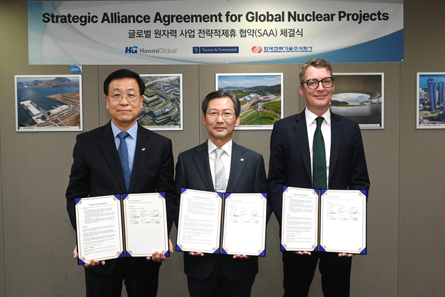 ▲ 지난 8일 한국전력기술이 해외원전 사업을 위한 전략적 제휴를 체결했다. 사진 가운데 김태균 한전기술 사장, 왼쪽 김용식 한미글로벌 사장, 오른쪽 Thomas Aindow T&T Country Director. (사진=한전기술)  ⓒ전성무 기자