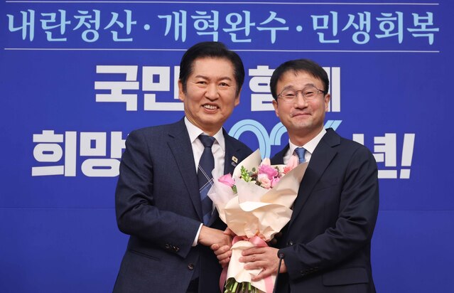 ▲ 정청래 더불어민주당 대표가 12일 오전 서울 여의도 국회에서 열린 최고위원회의에서 한병도 원내대표에게 꽃다발을 전달하고 기념촬영을 하고 있다. ⓒ뉴시스