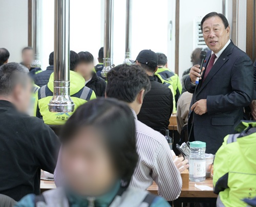 ▲ 최민호 세종시장이 12일 연기면의 한 식당에서 환경관리원과 운전직 공무원 등 80여 명을 초청해 오찬을 함께하며 새해 인사를 하고 있다.ⓒ세종시