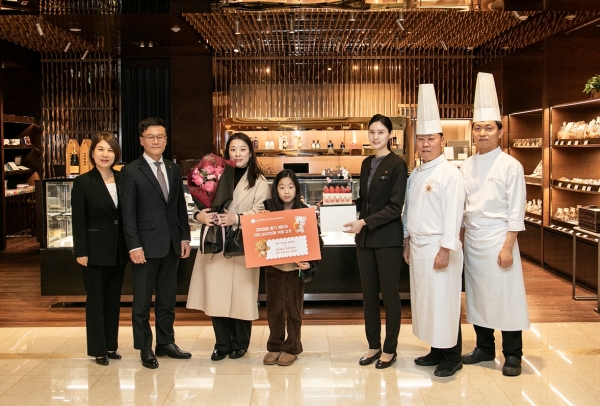 ▲ 롯데호텔앤리조트, 프리미엄 딸기 케이크 10만번째 고객 특별 이벤트ⓒ롯데호텔앤리조트