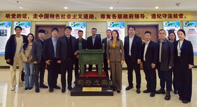 ▲ 유현승 시지메드텍 대표이사(좌측 다섯 번째)와 자오징 부창제약 부이사장(우측 여섯 번째) 등 양사 관계자들이 사업협력방안에 대한 논의를 마치고 기념촬영을 하고 있다. ⓒ대웅