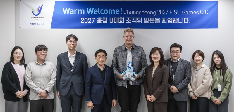 ▲ 미국 선수단 부단장 넬스 호킨슨(Nels Hawkinson)이 12일 대회 준비 상황 점검을 위해 2027 충청 유니버시아드대회 조직위원회를 방문해 이창섭 조직위 부위원장 등 관계자들과 함께 기념촬영을 하고 있다.ⓒ2027 충청 유니버시아드대회 조직위원회