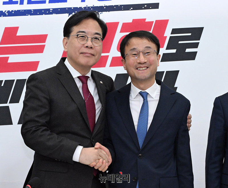 ▲ 한병도 더불어민주당 신임 원내대표가 12일 국회에서 송언석 국민의힘 원내대표와 만나 기념촬영을 하고 있다. ⓒ이종현 기자