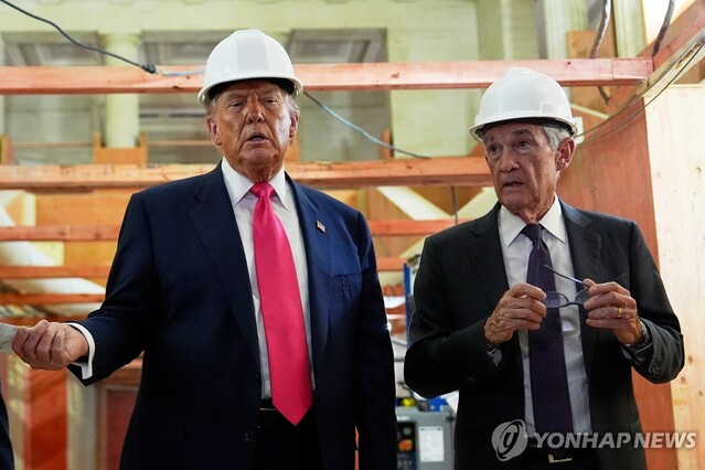 ▲ 지난해 미국 연방준비제도 본부 건물 개보수 현장을 찾은 도널드 트럼프 미국 대통령과 공사 내용을 설명하는 제롬 파월 연준 의장. 출처=APⓒ연합뉴스