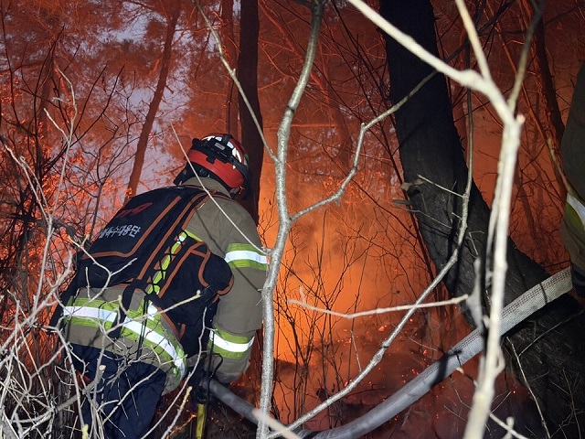 ▲ 의성군에서 지난 10일 대형 산불이 발생해 18시간여 만에 완전히 진화됐다.ⓒ경북소방본부