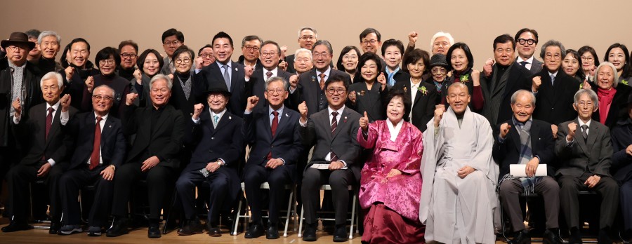 ▲ 최휘영 문화체육관광부 장관이 12일 서울 용산구 국립중앙박물관 대강당에서 열린 '2026 박물관·미술관인 신년교례회'에서 참석자들과 기념촬영을 하고 있다.ⓒ문체부