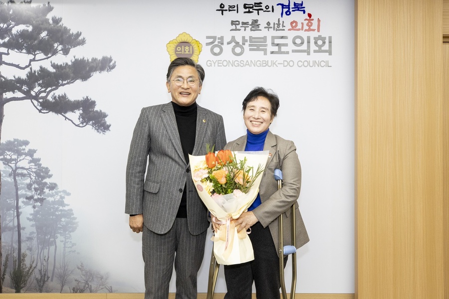 ▲ 경상북도의회(의장 박성만)는 12일 의장 접견실에서 비례대표 도의원 의석 승계에 따라 임기를 시작한 정숙경 의원(오른쪽)을 맞이하는 환영식을 개최했다.ⓒ경북도의회