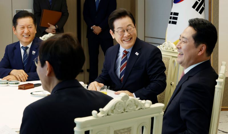 ▲ 이재명 대통령이 지난해 9월 8일 서울 용산 대통령실 청사에서 열린 여야 지도부 오찬 회동에서 정청래 더불어민주당 대표, 장동혁 국민의힘 대표와 밝게 웃고 있다. ⓒ뉴시스