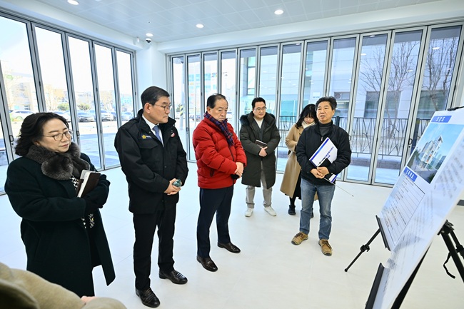 ▲ 이병선 속초시장과 방원욱 속초시의회 의장을 비롯한 관계자들이 장애인종합복지센터 현장을 점검하고 있는 모습. ⓒ속초시