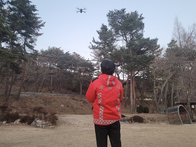 ▲ 포항시 푸른도시사업단 녹지과 산림관리팀의 드론을 활용한 산불 대응 훈련을 하고 있다.ⓒ포항시