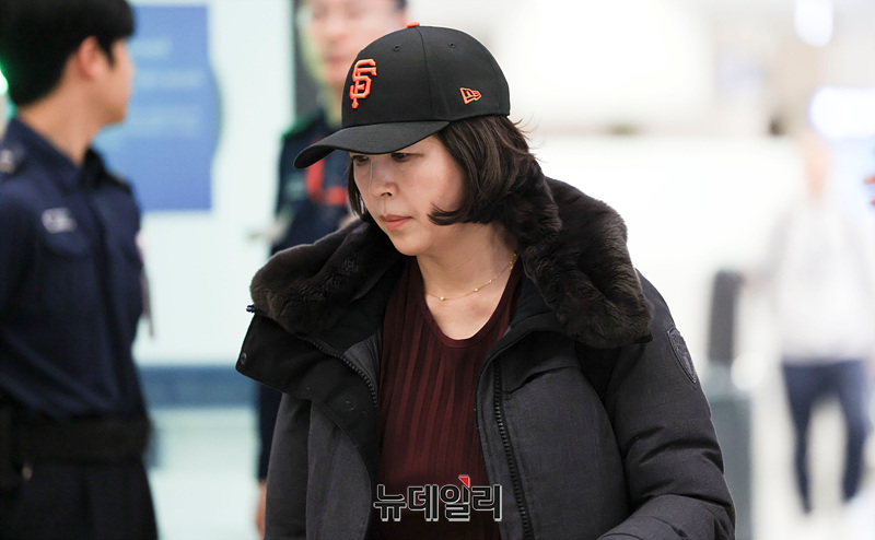 ▲ 김경 서울시의원이 11일 오후 인천국제공항 제1여객터미널을 통해 귀국하고 있다. ⓒ서성진 기자